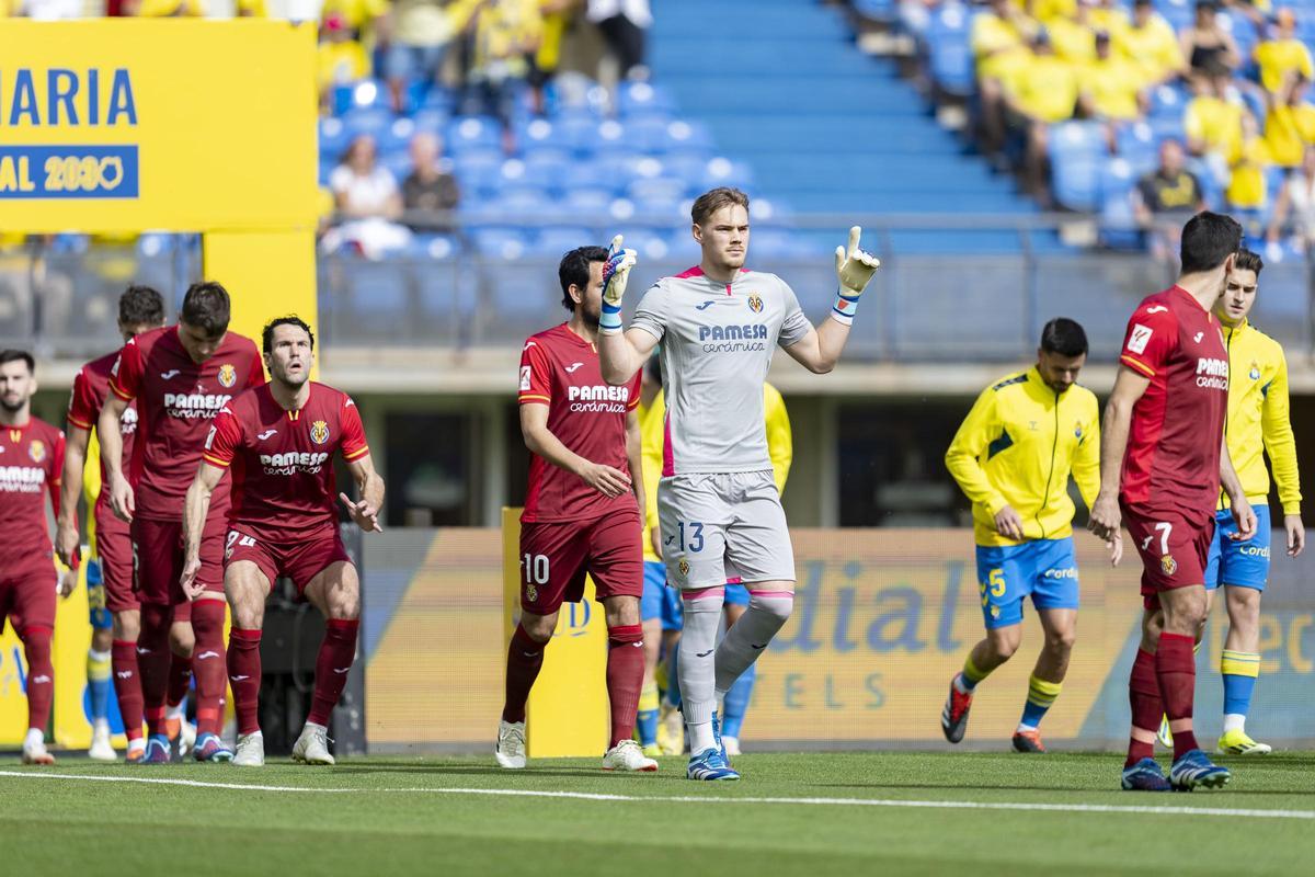 El guardameta del Villarreal CF, Filip Jörgensen, está siendo uno de los salvadores del equipo en muchos partidos y una de las víctimas de la fragilidad atrás.