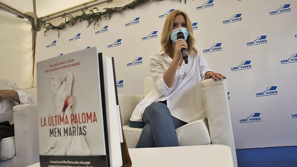 Men Marías, dirigiéndose al público durante la presentación de su libro  “La última paloma”. | Miki López