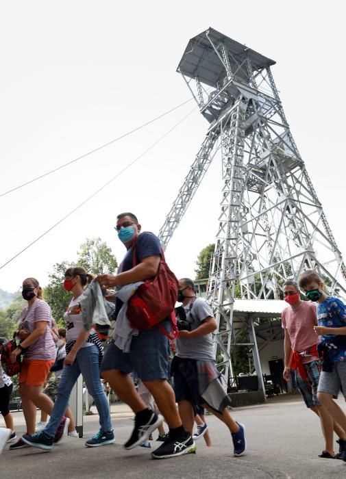 Los turistas visitan el tren ecomuseo minero valle de Samuño