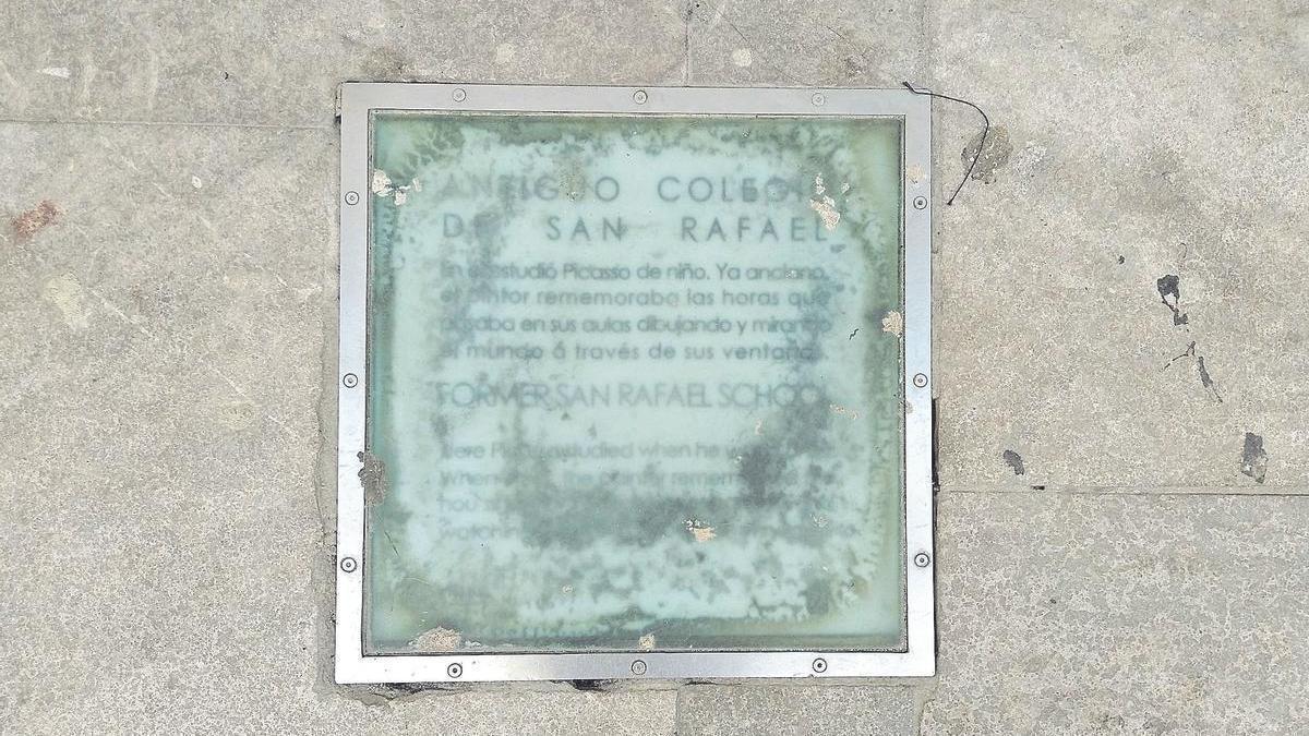 Estado actual de la plancha de la calle Comedias que recuerda el Colegio de San Rafael.