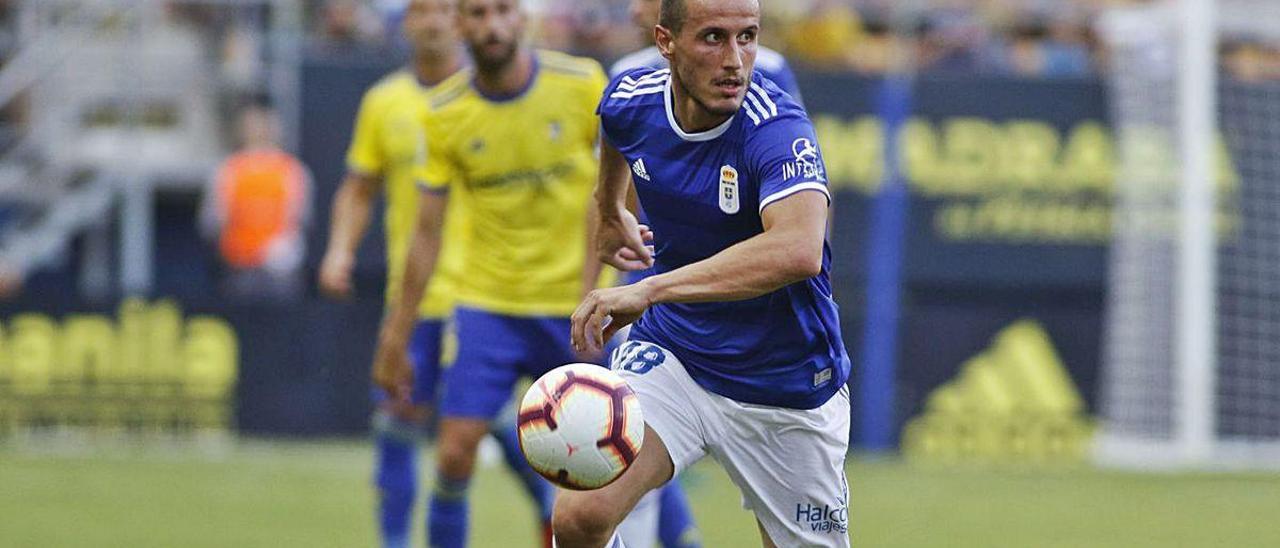 Christian Fernández, con el balón, durante el partido ante el Cádiz de este año.