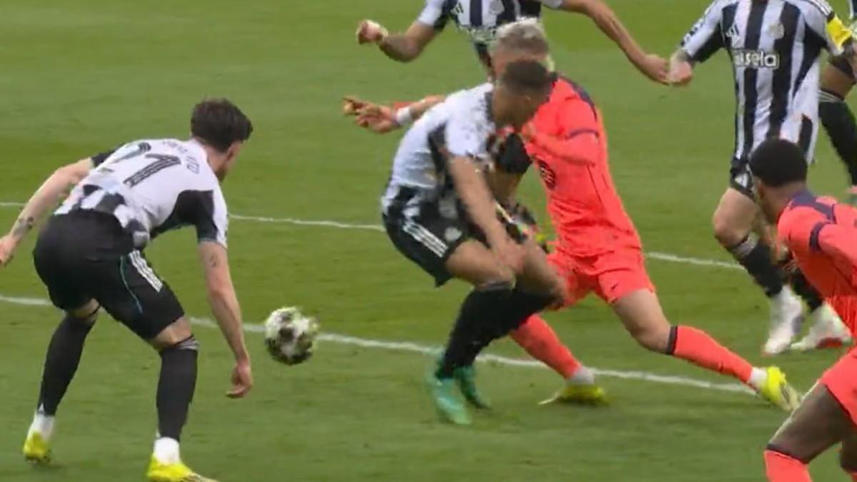 El penalti de Thiaw sobre Dani Olmo en el Newcastle - Barça
