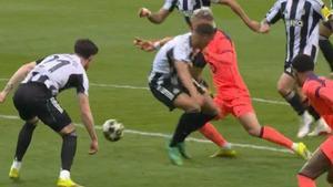 El penalti de Thiaw sobre Dani Olmo en el Newcastle - Barça
