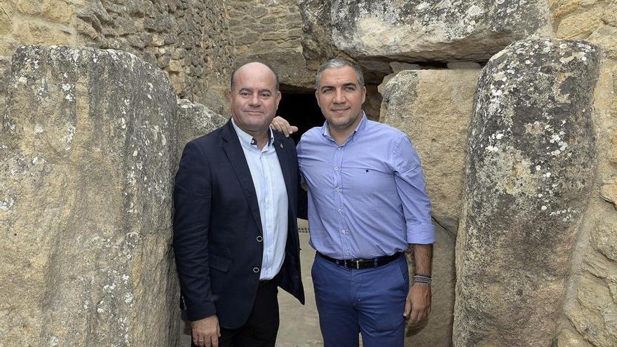 Manuel Barón y Elías Bendodo en la entrada del dolmen de Viera.