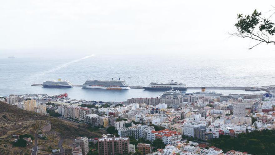 Cruceros en el Puerto de Santa Cruz, antes de la crisis del coronavirus Covid 19.