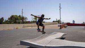 Un patinador en el Espacio Provisional Skate Garcia-Fària, la víspera de la inauguración