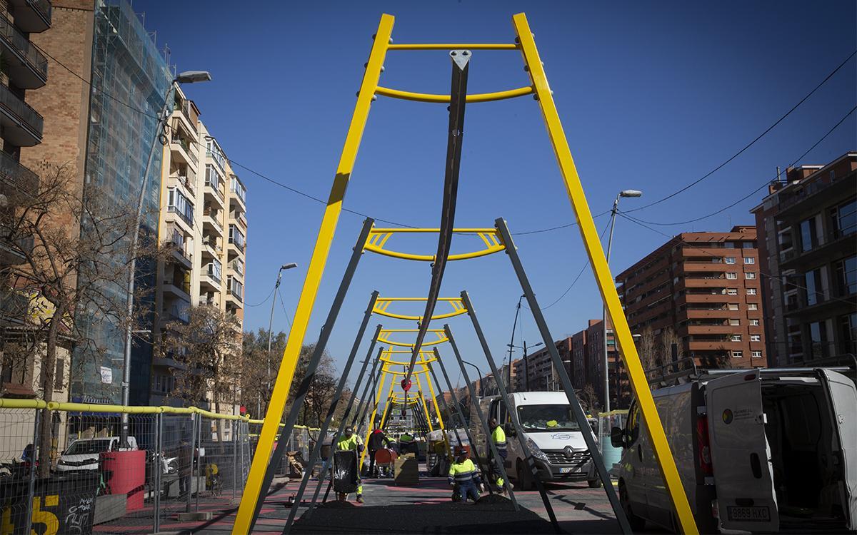 Barcelona instal·la dues tirolines al tram sense trànsit entre Gran Via i Glòries Barcelona instal·la dues tirolines al tram sense trànsit entre Gran Via i Glòries