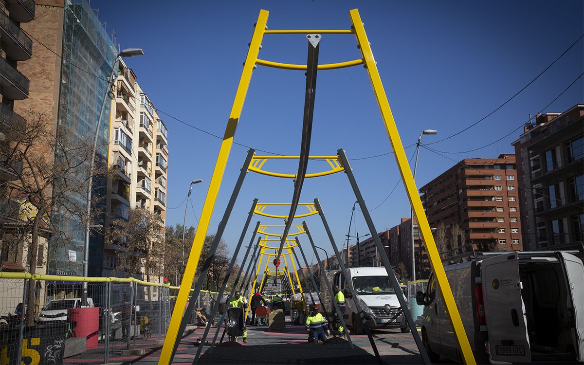 BARCELONA 01/02/2023 Barcelona Instalación de tirolinas en Gran Via cerca de Glories delante del centro comercial  FOTO ELISENDA PONS