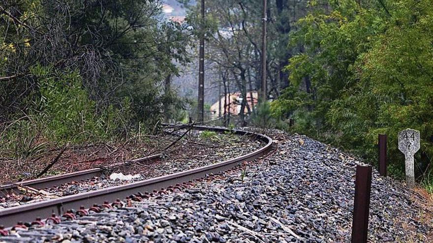 Uno de los viejos tramos de vía a convertir en senda verde. // I. Abella