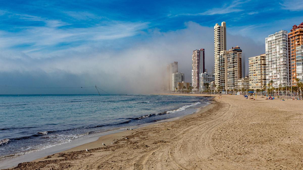 La niebla devora los rascacielos de Benidorm