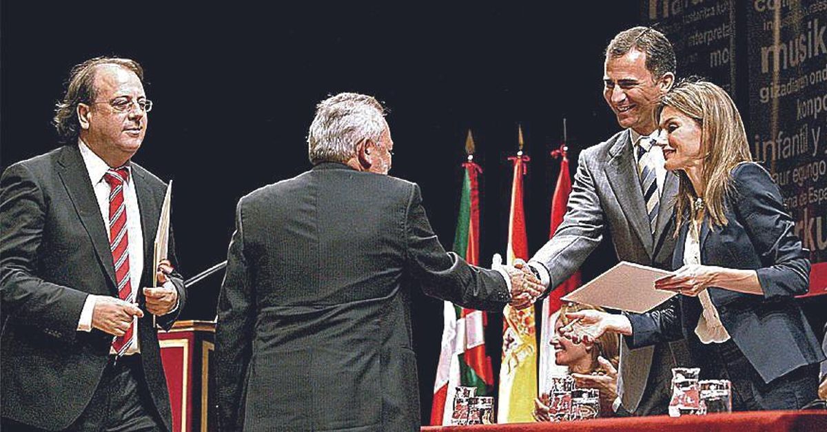 Recogida del premio de Fomento de la Lectura entregado a Cuadernos del Sur (2009).