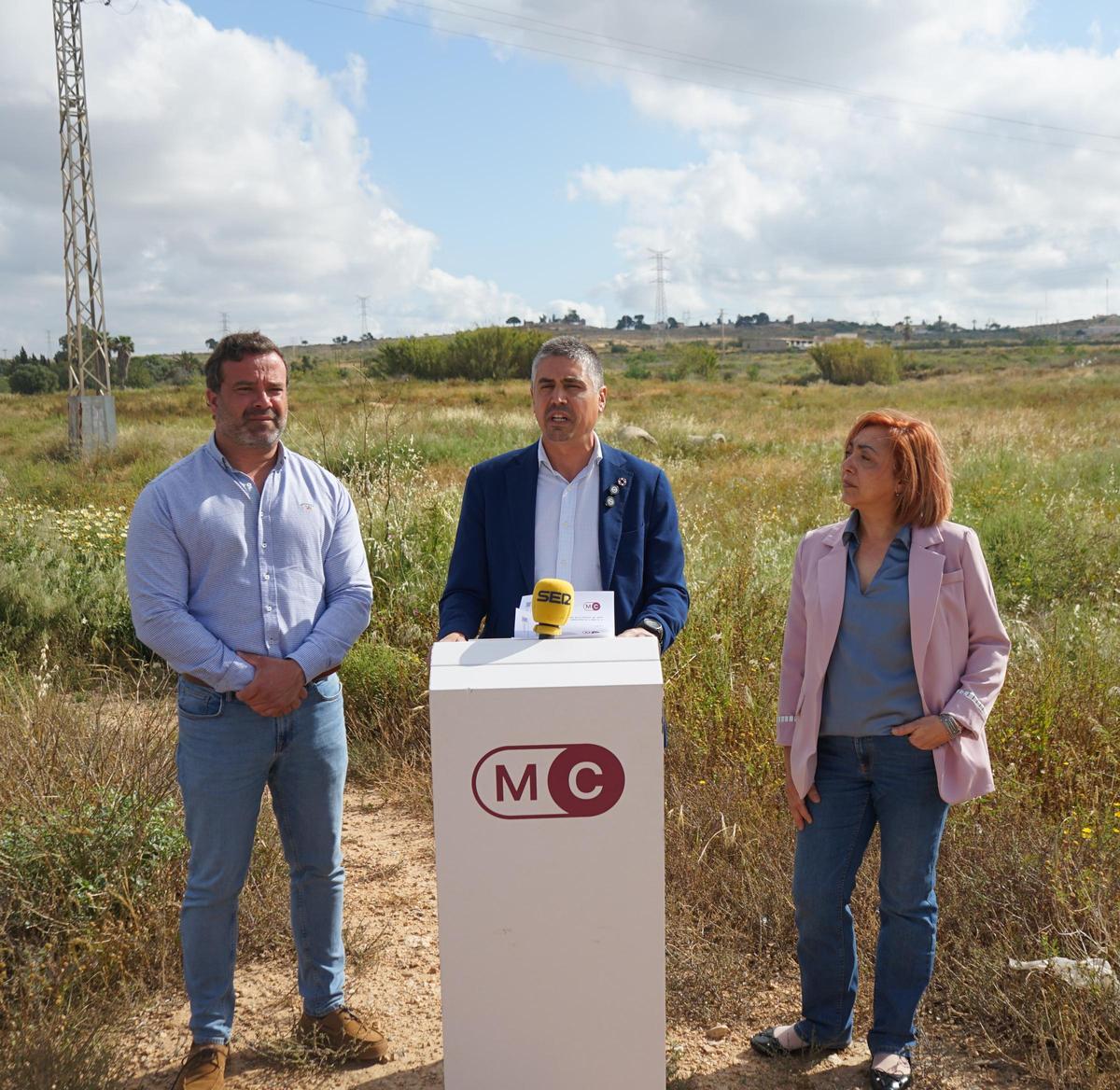 Jesús Giménez Gallo acompañado de dos concejales de MC este lunes en los terrenos del Mandarache en Cartagena
