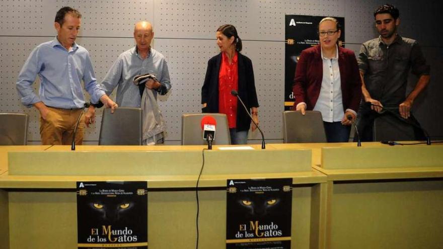 La concejala Sonia Outón acompañó a los directores del musical en la presentación. // Iñaki Abella