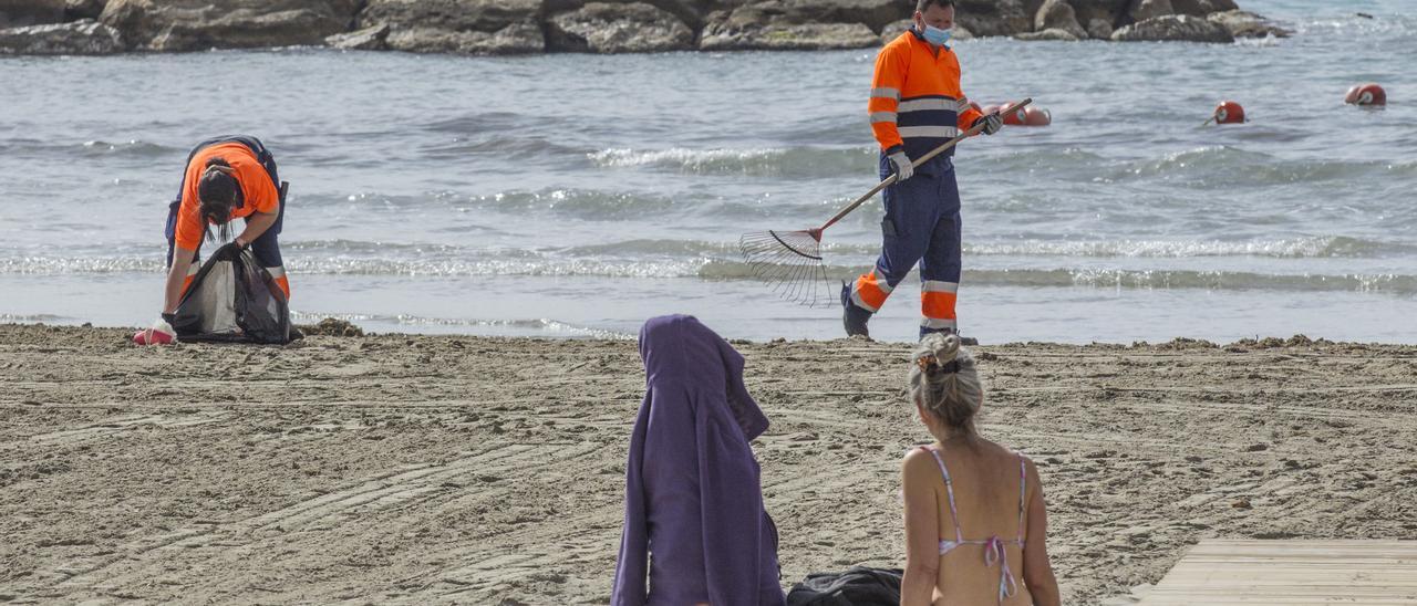 Las playas de la ciudad de Alicante listas para la Semana Santa