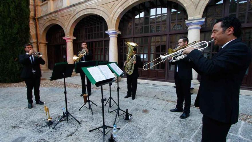 &quot;Hércules Brass&quot; actúa en el claustro de la Diputación