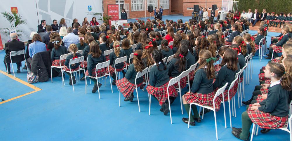 La Infanta Cristina entrega un premio de la Fundación Mapfre a una alumna del Colegio ALtozano