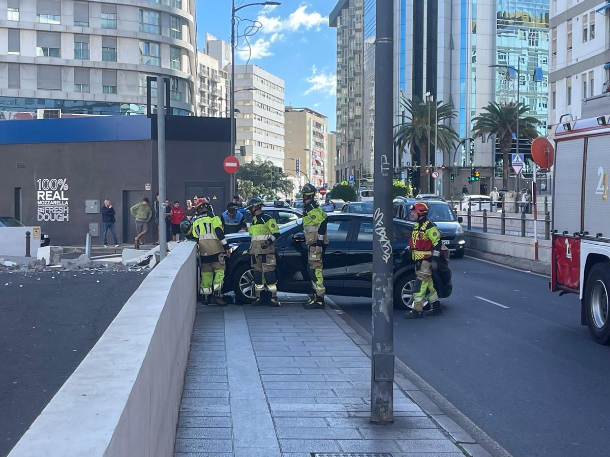 Estado en el que quedó el vehículo siniestrado por un conductor que se dio a la fuga este domingo en Santa Cruz de Tenerife.