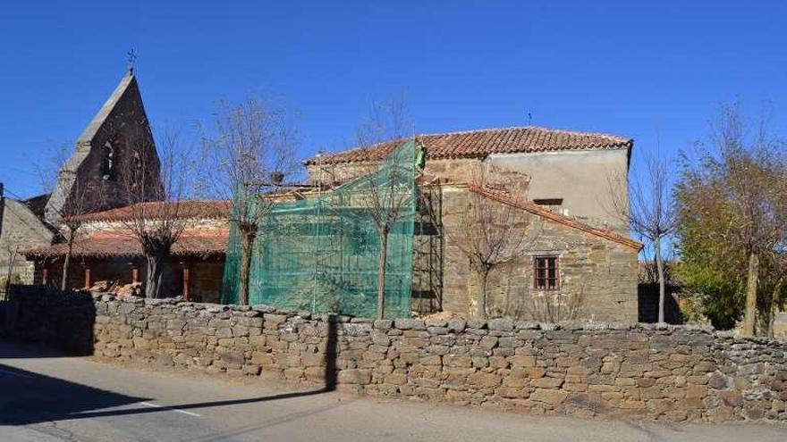 Andamios colocados en el exterior de la iglesia de Santa Justa.