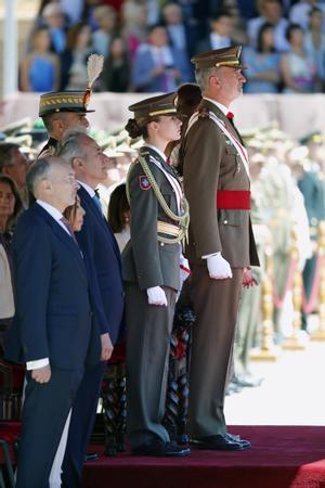 Leonor de Borbón recibe de manos del rey su despacho de alférez tras un año en Zaragoza