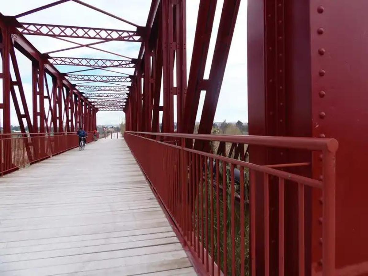 El puente rojo que conecta Alguazas con Molina de Segura, donde tuvo lugar la reyerta.