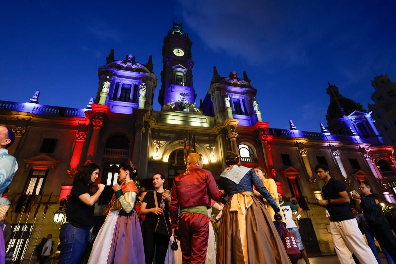 El centro se llena en vísperas del Nou d'Octubre para ver la Senyera