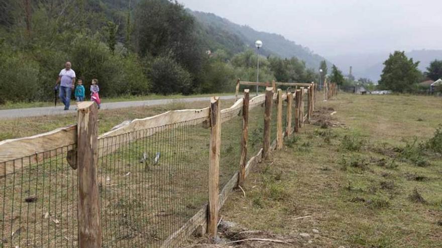 La instalación del cierre del parque para perros de Pola de Laviana, ayer.