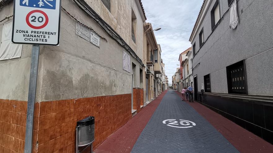 La primera calle de Novelda donde los peatones tienen preferencia sobre los vehículos