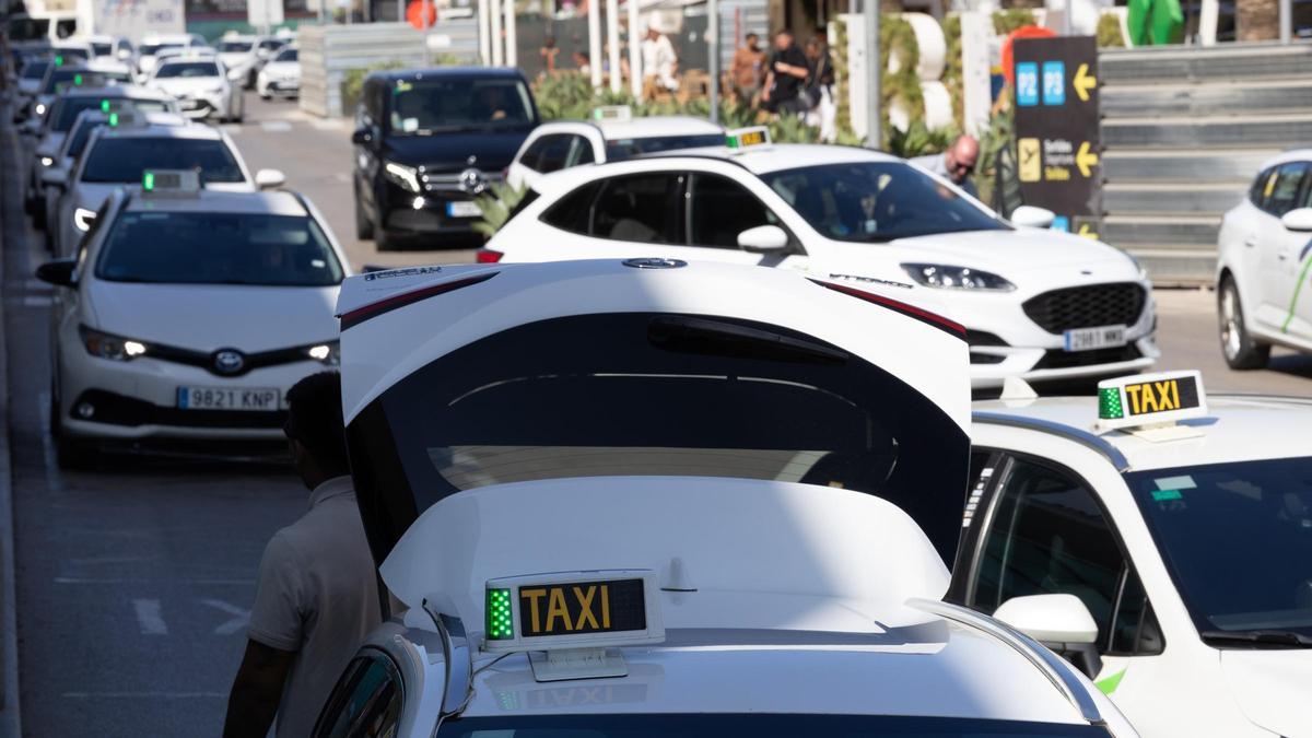 Taxis hacen cola en el aeropuerto de Ibiza.