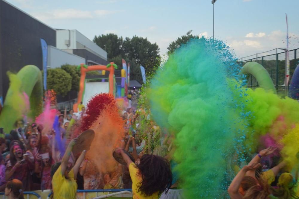 Un millar de personas disfrutan de los ''polvos holi'' en San Pedro