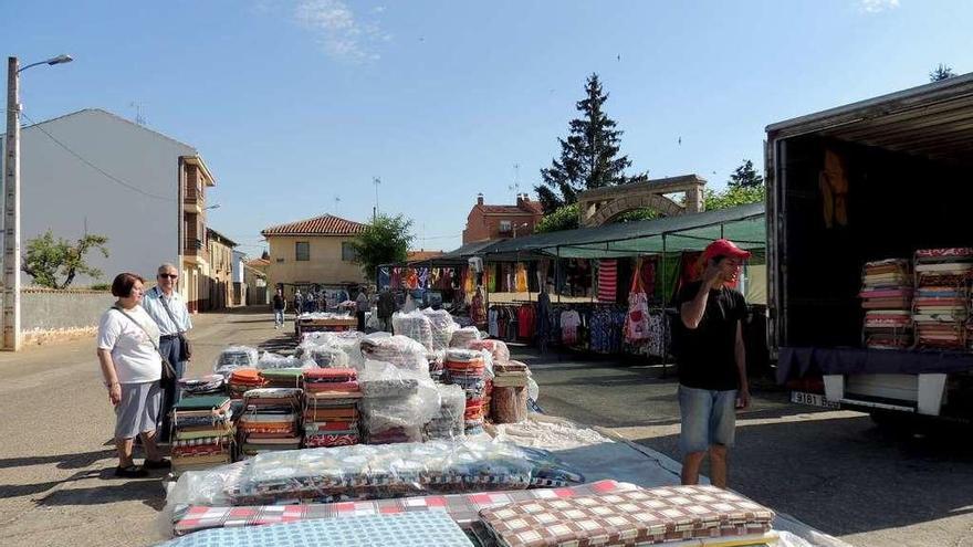 Puestos del mercado tradicional de los miércoles en Santibáñez de Vidriales, en la mañaa de ayer.