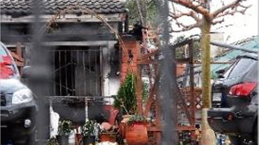 Una imatge de la casa, on hi ha visibles les marques de l&#039;incendi.