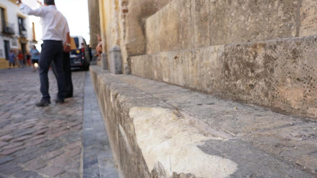 Un vehículo causa daños en un sillar del muro de la Mezquita-Catedral