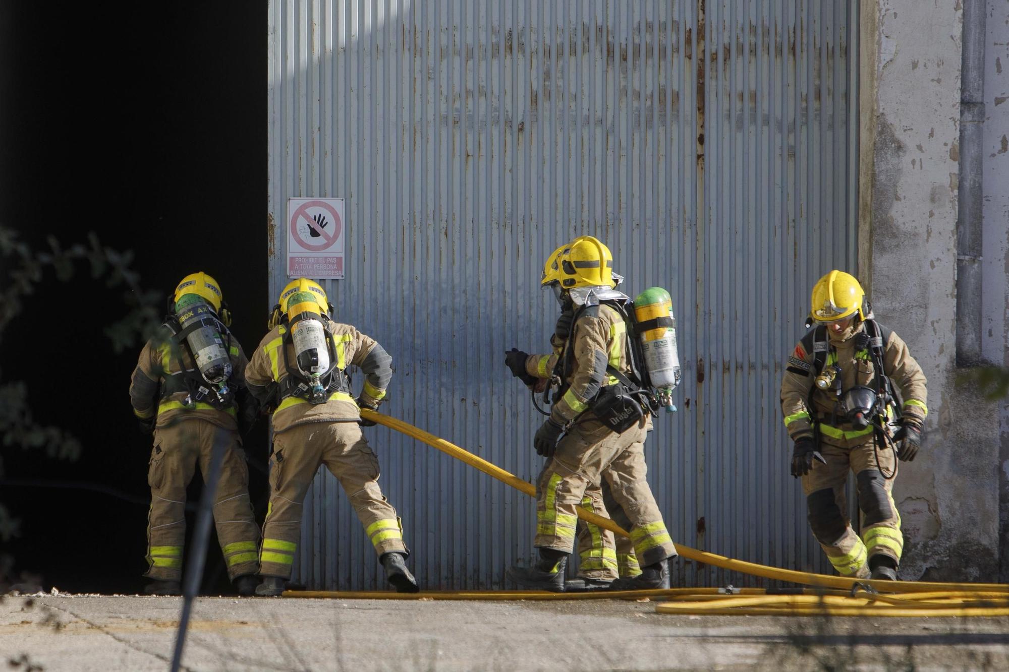 Aparatós incendi en una nau industrial a Vilobí