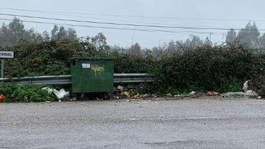 Basura alrededor de un contenedor en El Pevidal.