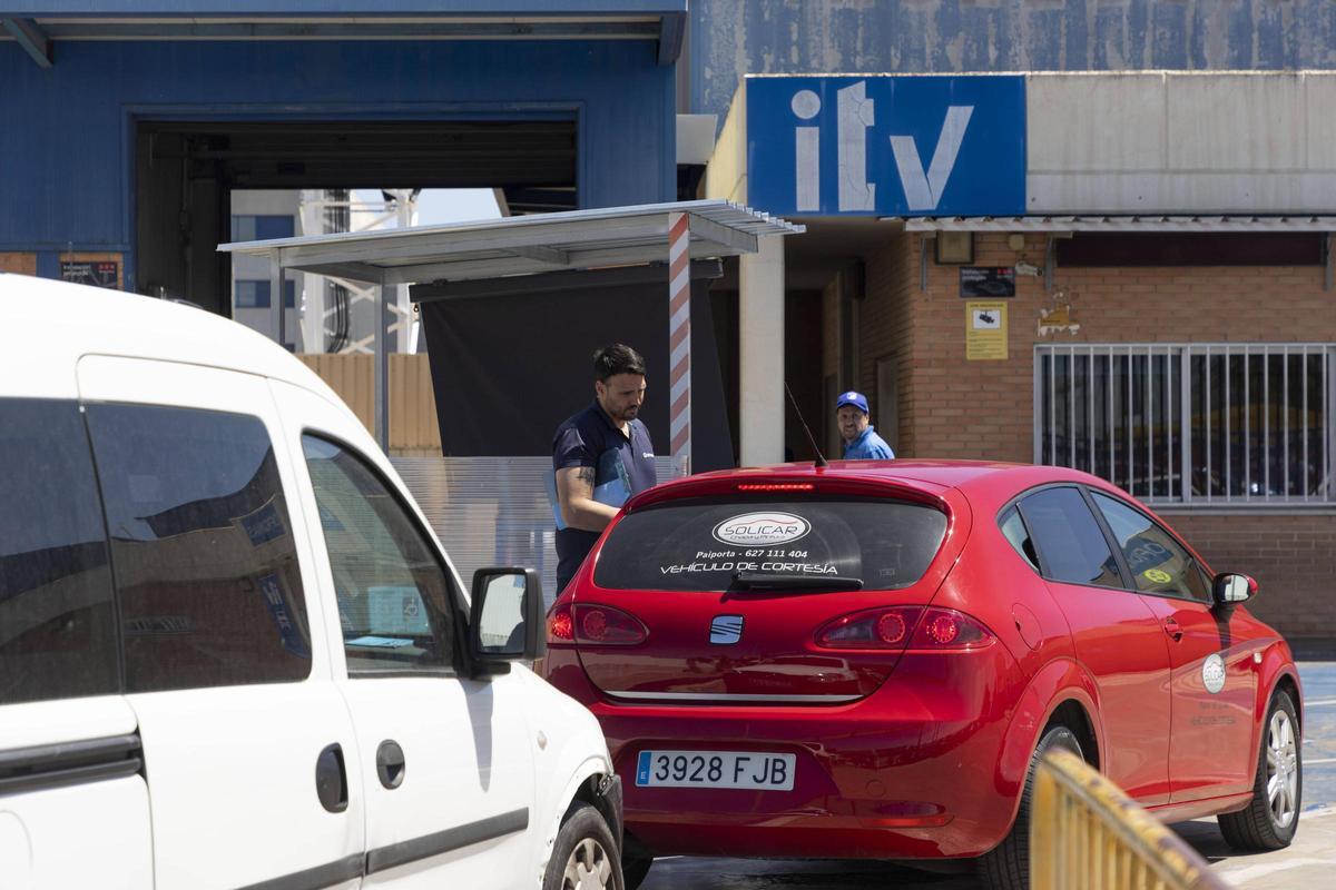 Cola de coches pasando la ITV en la estación de Vara de Quart, la pasada semana.