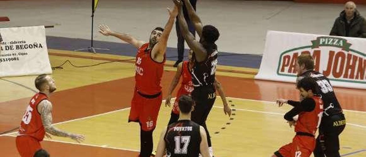 Una disputa en un partido del Círculo Gijón.