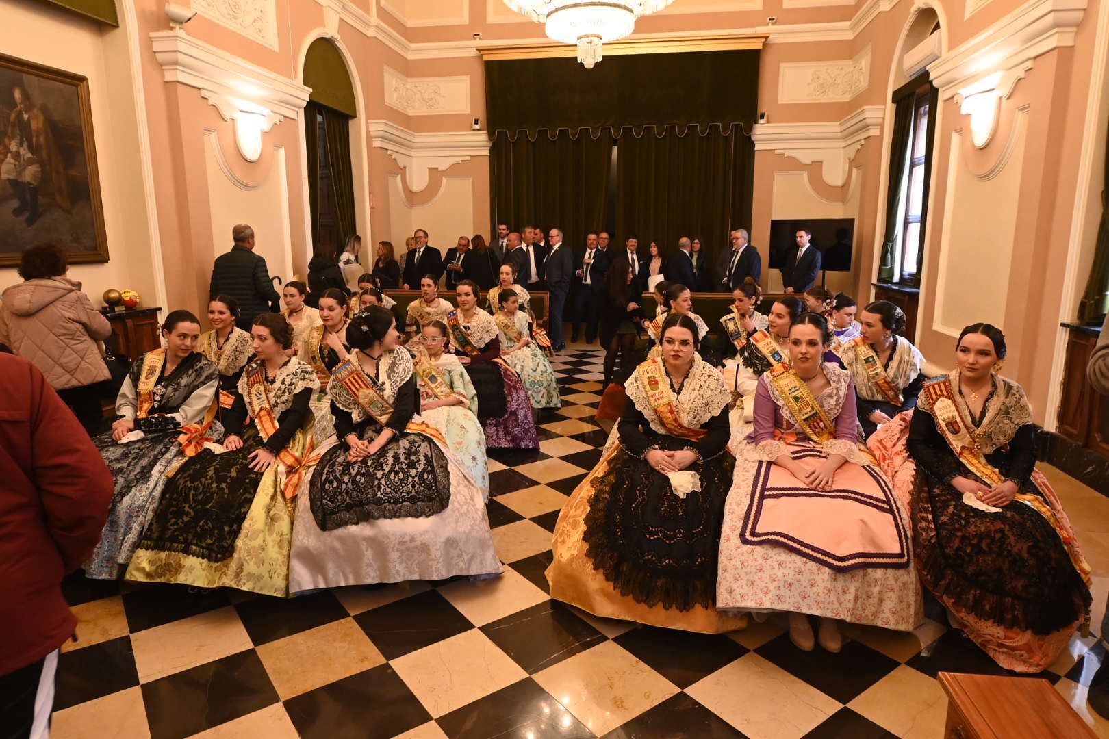 Galería de imágenes: Recepción de las reinas de los pueblos en el Ayuntamiento de Castelló