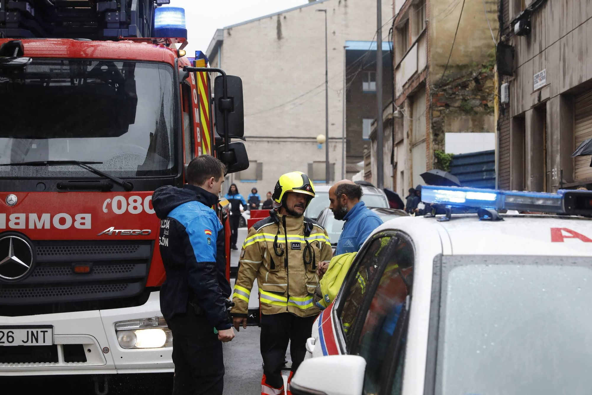 Un incendio en Gijón obliga a desalojar a varios vecinos (en imágenes)