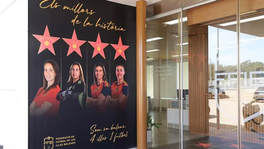 “Els millors de la història” ya dan la bienvenida en la sede de la FFIB