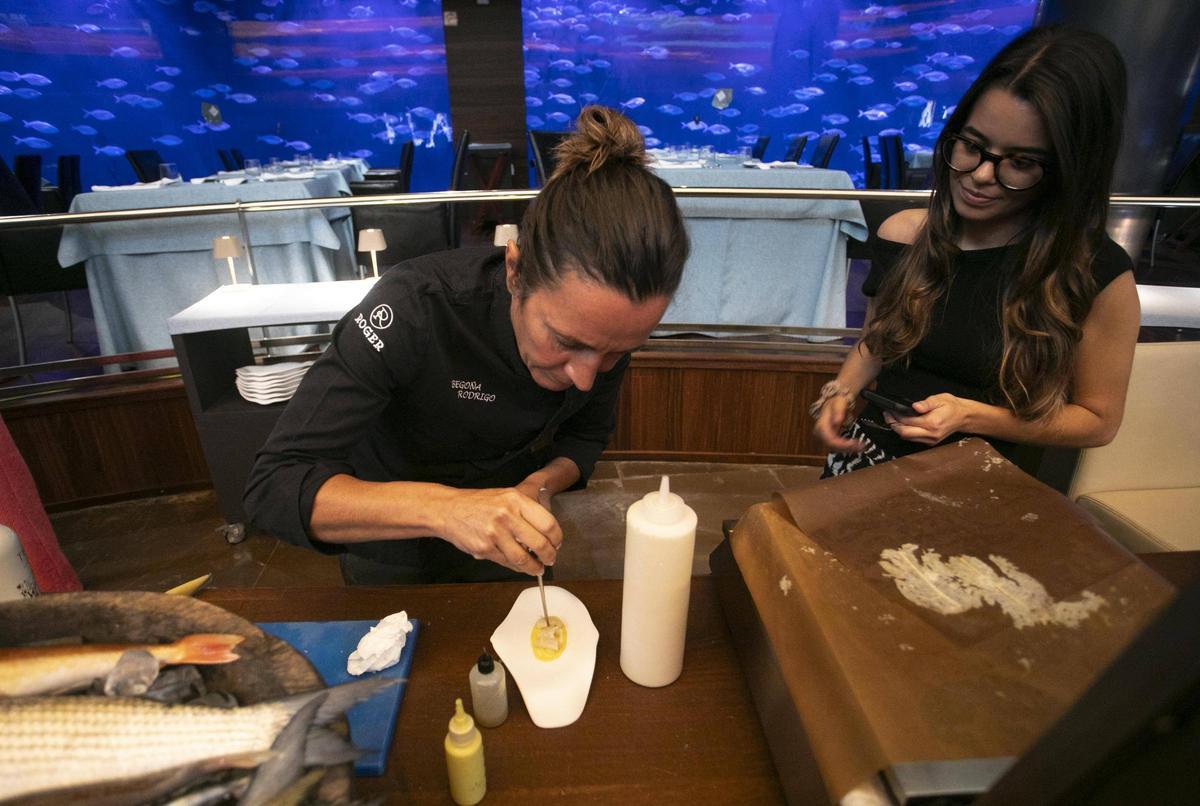 La chef Begoña Rodrigo en plena elaboración durante el showcooking que utiliza uno de los platos de la colección Oceancook