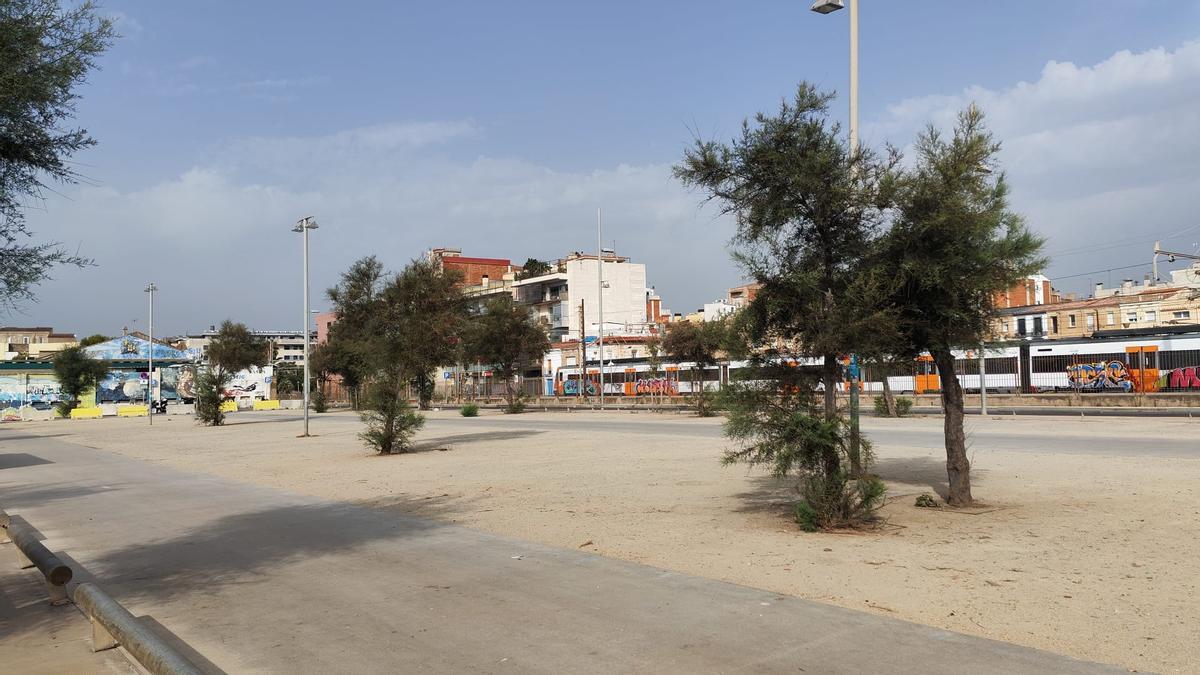 Aspecto actual del antiguo aparcamiento de la playa de Badalona, cerrado desde el 23 de junio y pendiente de convertirse en una zona deportiva.