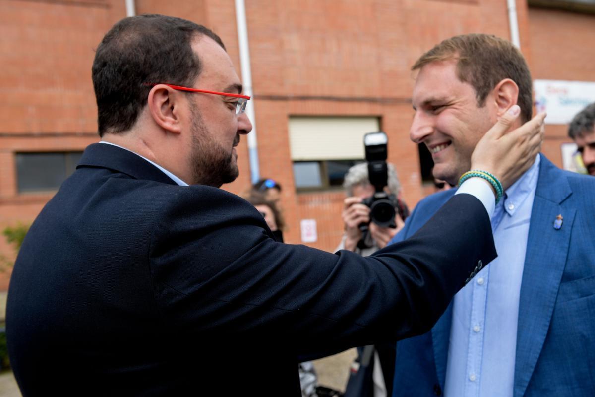 POLA DE LAVIANA (ASTURIAS), 28/05/2023.- El presidente del Principado y candidato de la FSA-PSOE a la reelección, Adrián Barbón (i) saluda al candidato a Foro Asturias Adrián Pumares (d), este domingo en un colegio de Pola de Laviana (Asturias).EFE/ Eloy Alonso