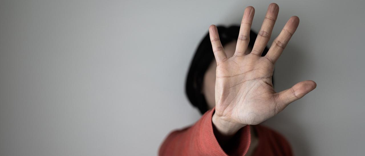 Mujer haciendo el gesto de negación con la mano.