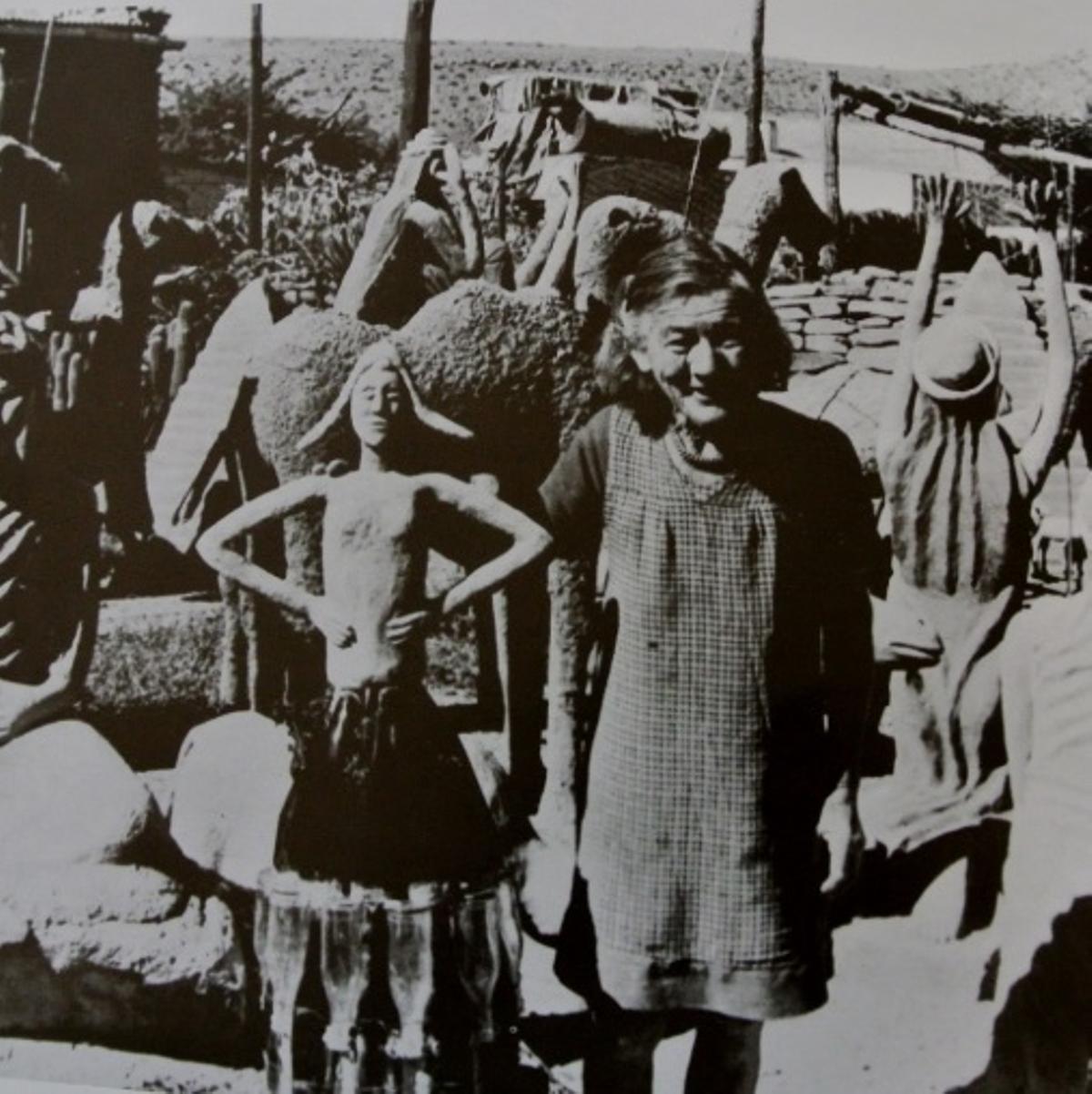 Helen Martins junto a una de sus esculturas en una fotografía de archivo.