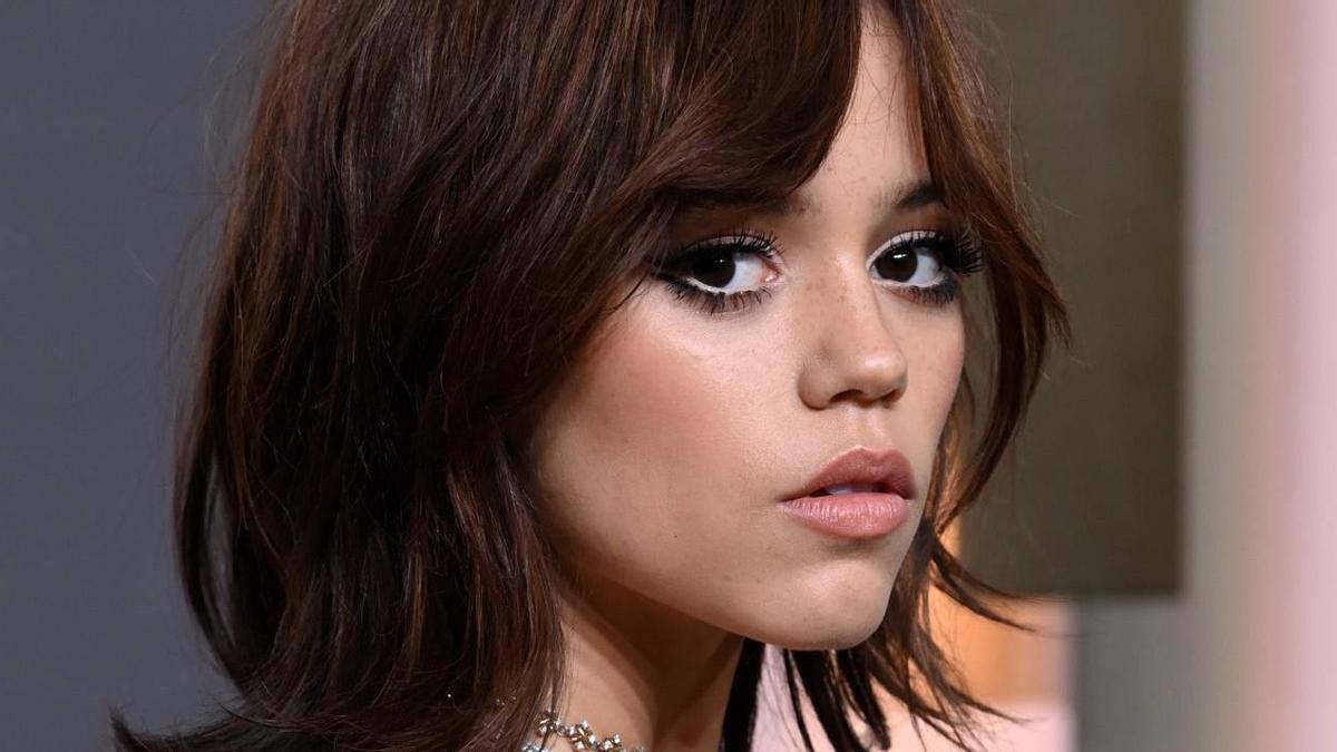 Jenna Ortega y su maquillaje (nada Miércoles) a lo 'Ángeles de Charlie' en los Globos de Oro 2023