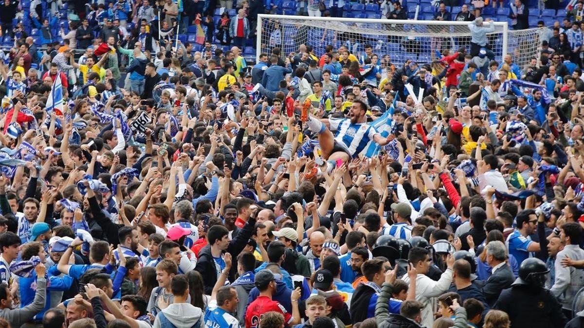 Borja Iglesias, manteado en calzoncillos tras el partido.