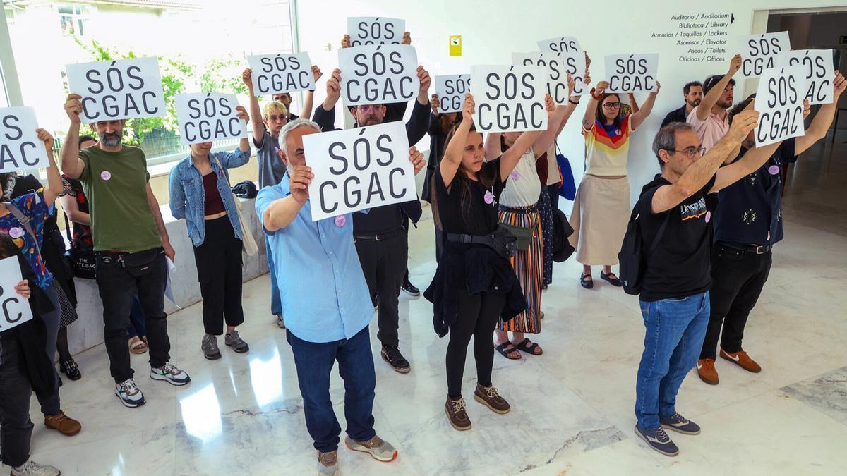 Manifestación de artistas no CGAC, en protesta polo nomeamento de Eva López Tarrío.