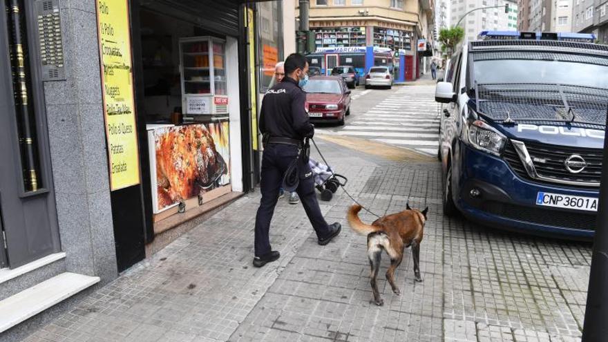 Un agente de la Policía Nacional en una redada antidroga en A Coruña. |   // VÍCTOR ECHAVE