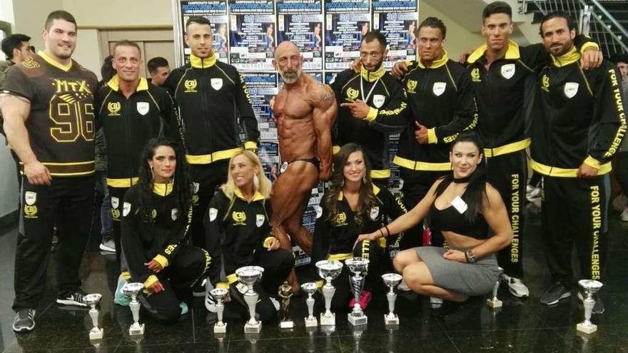 Juan Carlos Costa posa con los miembros del equipo Nutriplus Sport al término del Gallego de Valga.