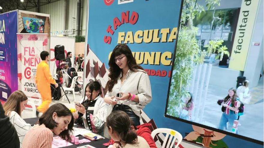 Karaoke, maquillaje y torneos: los alumnos de Comunicación son la estrella del Mangafest de Sevilla
